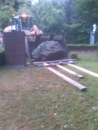 Grote steen plaatsen in tuin